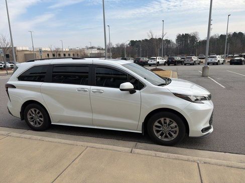 Used 2025 Toyota Sienna XLE image 16