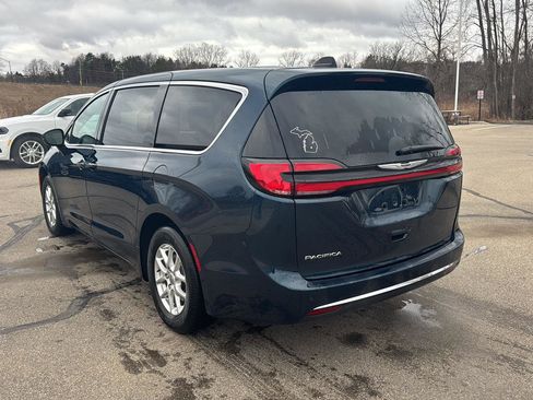 Used 2025 Chrysler Pacifica Select image 3