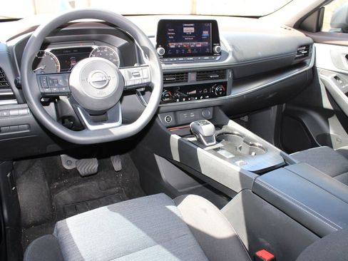 Used 2023 Nissan Rogue SV image 4