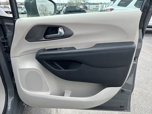 Used 2021 Chrysler Pacifica Touring-L image 38