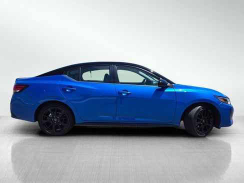 Used 2025 Nissan Sentra SR w/ SR Premium Package FWD image 3