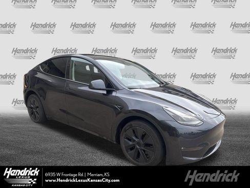 Used 2024 Tesla Model Y Long Range AWD/4WD image 1