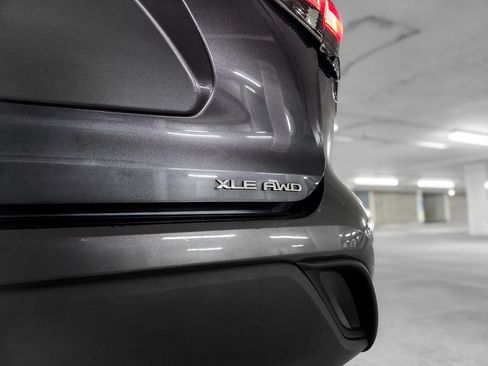 Used 2020 Toyota Highlander XLE AWD/4WD image 11