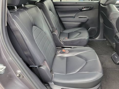 Used 2023 Toyota Highlander XLE FWD image 23