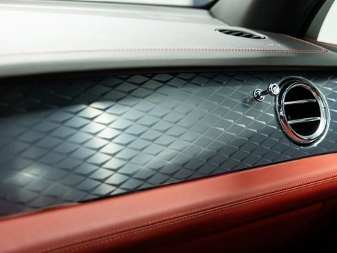 Used 2021 Bentley Bentayga image 27