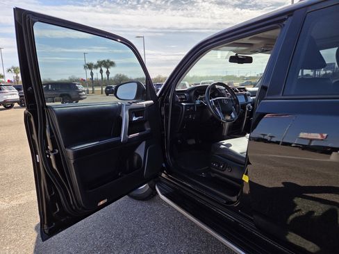 Used 2019 Toyota 4Runner SR5 Premium image 11