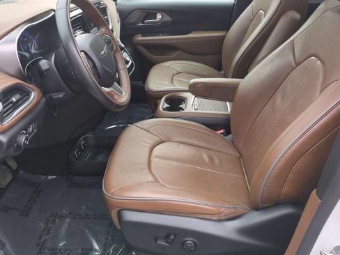 Used 2020 Chrysler Pacifica Limited w/ Tire & Wheel Group FWD image 11
