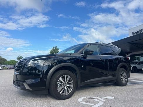 Used 2025 Nissan Pathfinder SL w/ Black Appearance Package image 9