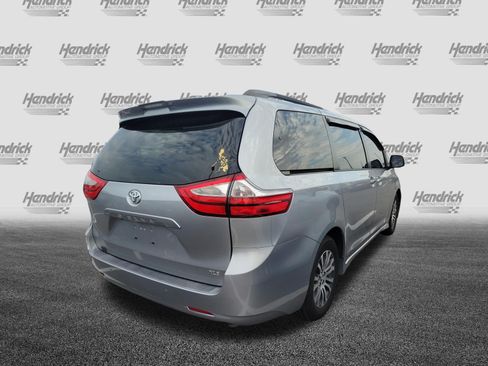 Used 2018 Toyota Sienna XLE w/ XLE Navigation Package FWD image 10