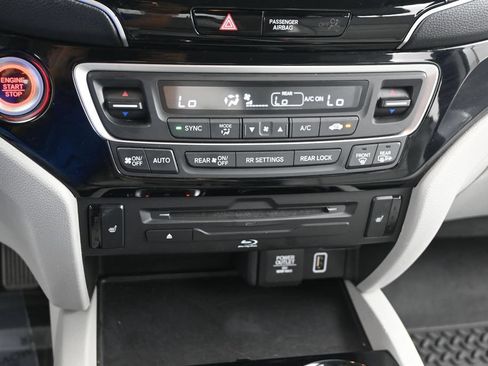 Certified 2019 Honda Pilot Touring image 16