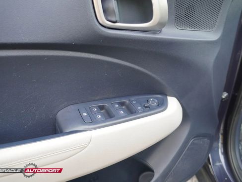 Used 2021 Hyundai Venue w/ Cargo Package image 16