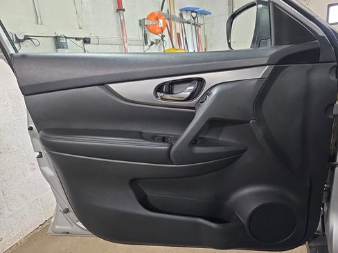 Used 2016 Nissan Rogue S image 25