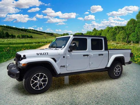 Used 2021 Jeep Gladiator Overland AWD/4WD image 2