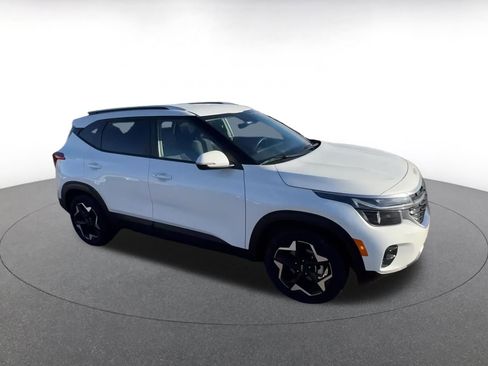 Used 2025 Kia Seltos S image 2