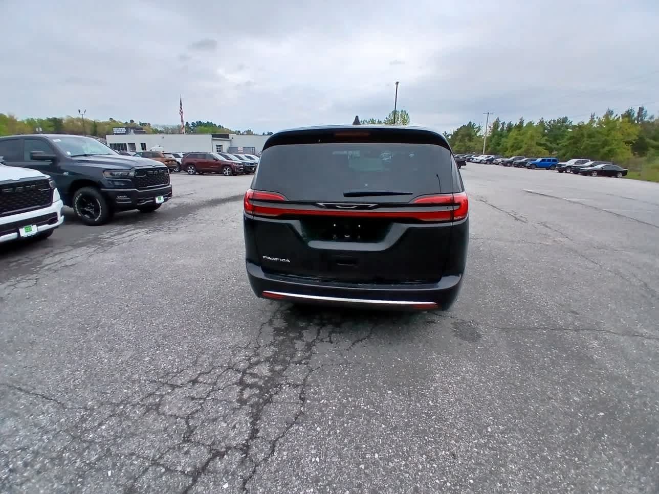 New 2027 Chrysler Pacifica Select FWD image 5