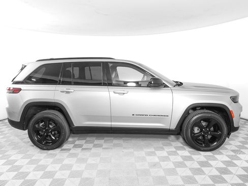 Used 2023 Jeep Grand Cherokee Altitude AWD/4WD image 4