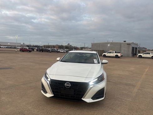 Used 2023 Nissan Altima 2.5 SV w/ SV Premium Package image 5