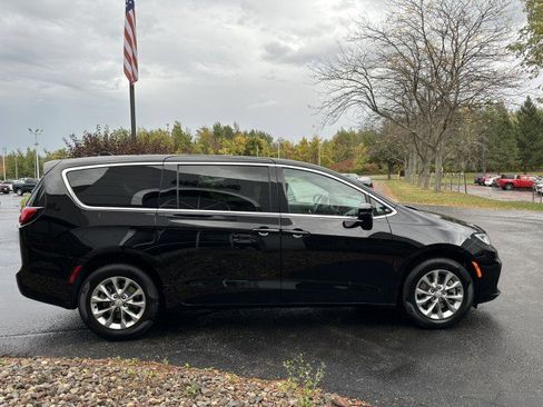 New 2026 Chrysler Pacifica Select image 7