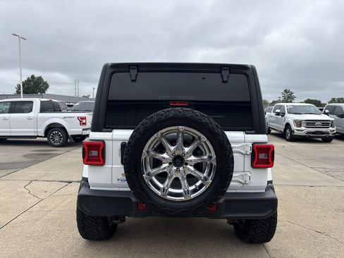 Used 2019 Jeep Wrangler Unlimited Sahara w/ Safety Group image 4