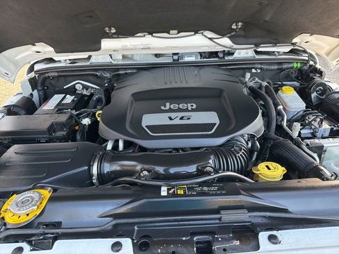 Used 2018 Jeep Wrangler Unlimited Sahara AWD/4WD image 11