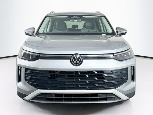 Used 2026 Volkswagen Tiguan SE FWD image 2