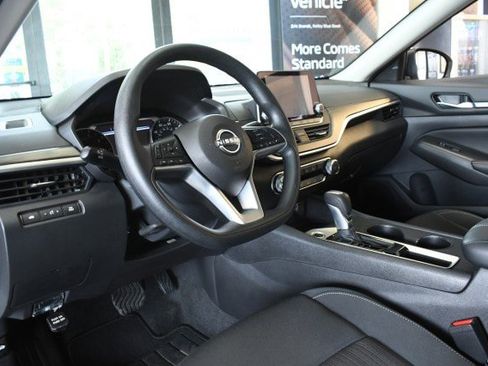 Used 2025 Nissan Altima 2.5 SV FWD image 21