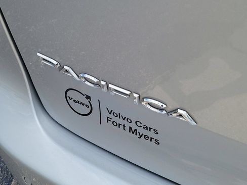 Used 2024 Chrysler Pacifica Touring-L FWD image 9