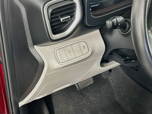 Used 2025 Hyundai Venue SEL FWD image 17