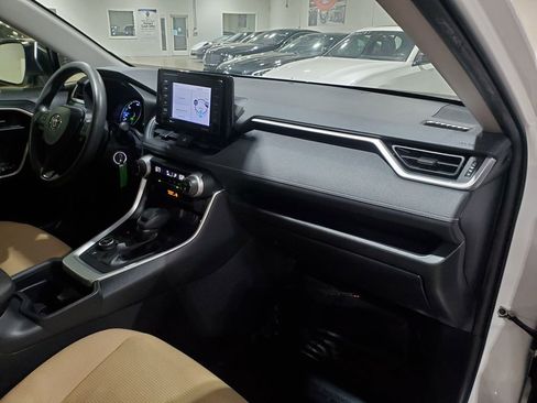 Used 2019 Toyota RAV4 LE AWD/4WD image 18