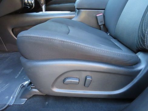 Used 2017 Nissan Pathfinder SV w/ SV Tech Package image 17