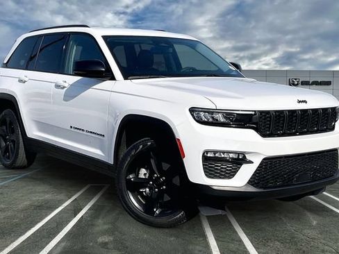 Used 2023 Jeep Grand Cherokee Limited w/ Black Appearance Package AWD/4WD image 12