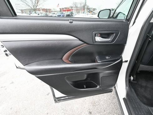Used 2017 Toyota Highlander XLE image 23