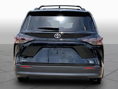Used 2025 Toyota Sienna XLE w/ XLE Plus Package FWD image 5