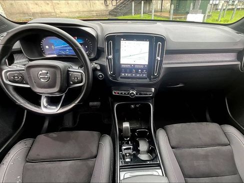 Certified 2025 Volvo XC40 B5 Plus AWD/4WD image 20