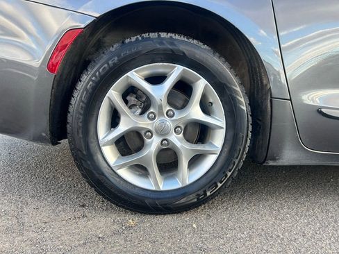 Used 2019 Chrysler Pacifica Touring-L Plus w/ Advanced Safetytec Group image 11