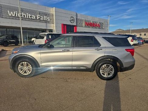 Used 2021 Ford Explorer XLT image 2