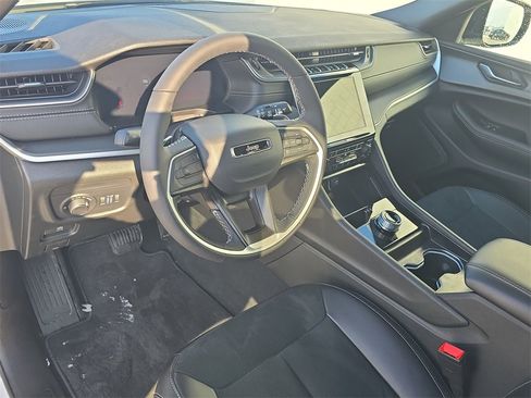 Used 2025 Jeep Grand Cherokee L Altitude image 10