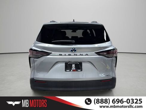 Used 2024 Toyota Sienna LE FWD image 4