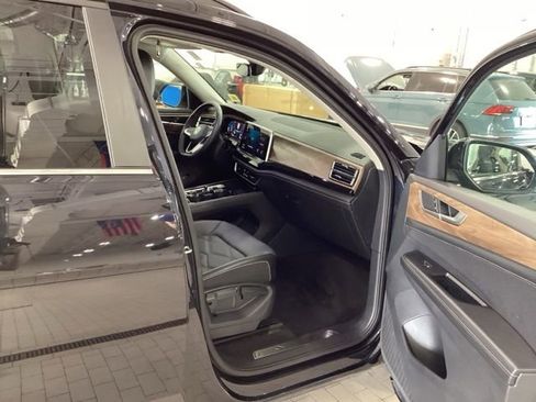 Used 2025 Volkswagen Atlas SE AWD/4WD image 12