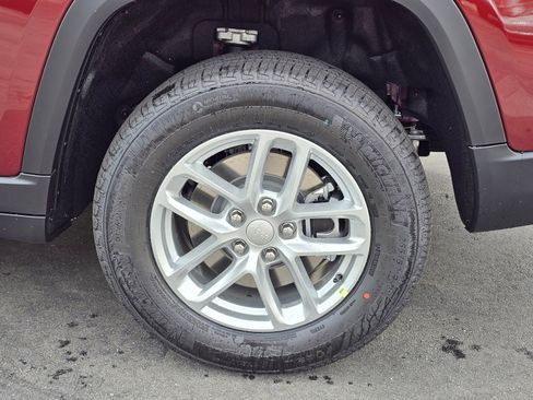 New 2025 Jeep Grand Cherokee L Laredo image 9