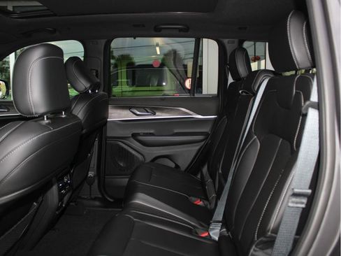 New 2025 Jeep Grand Cherokee Limited w/ Luxury Tech Group II image 28