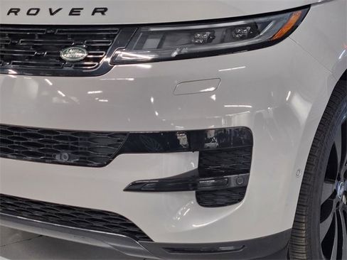 Used 2025 Land Rover Range Rover Sport SE image 12