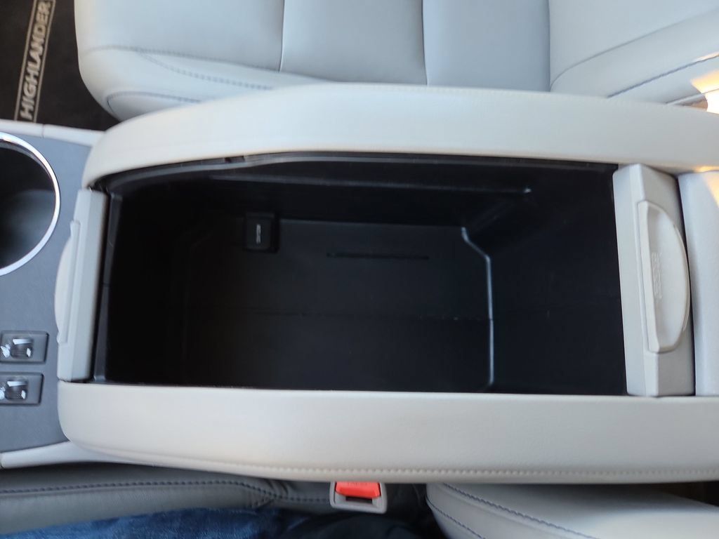 Used 2016 Toyota Highlander XLE AWD/4WD image 41