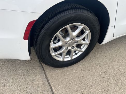 Used 2024 Chrysler Pacifica Touring-L image 7