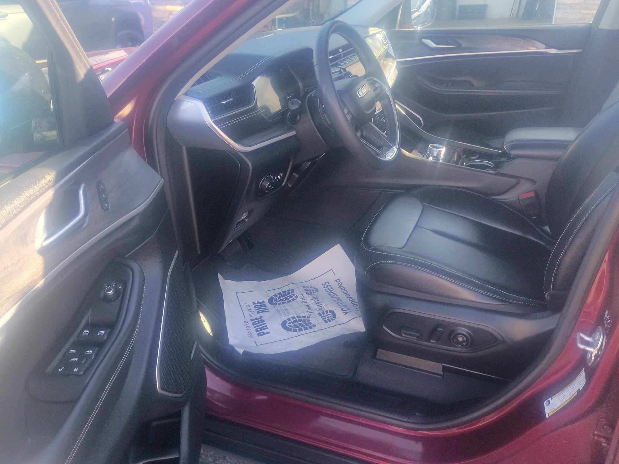 Used 2023 Jeep Grand Cherokee Limited w/ Black Appearance Package AWD/4WD image 9