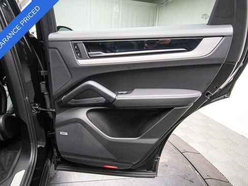 Used 2025 Porsche Cayenne AWD/4WD image 27