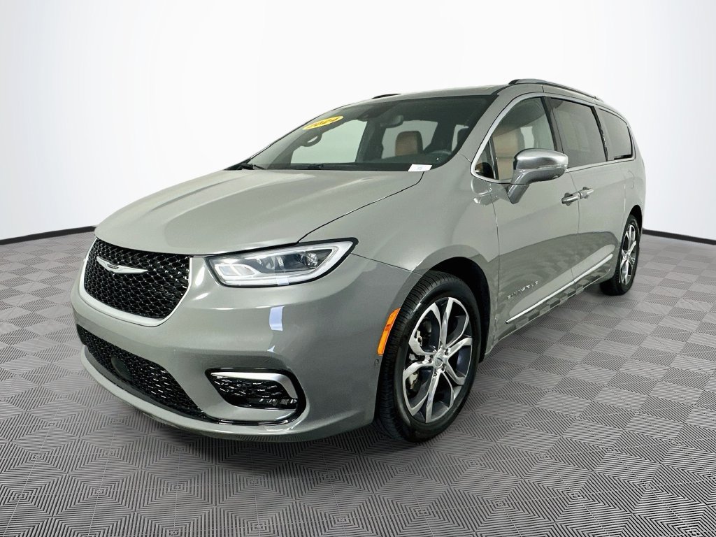 Used 2024 Chrysler Pacifica Pinnacle w/ Trailer Tow Group FWD image 6