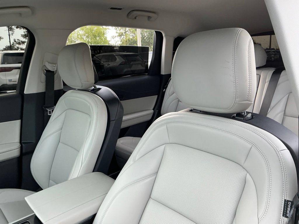 Used 2026 Lincoln Nautilus Premier AWD/4WD image 32