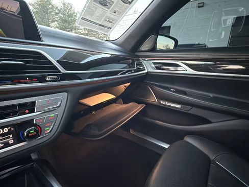Used 2017 BMW 750i image 28