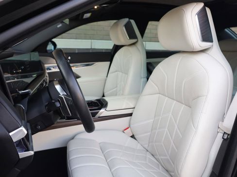 Used 2023 BMW 740i RWD image 16